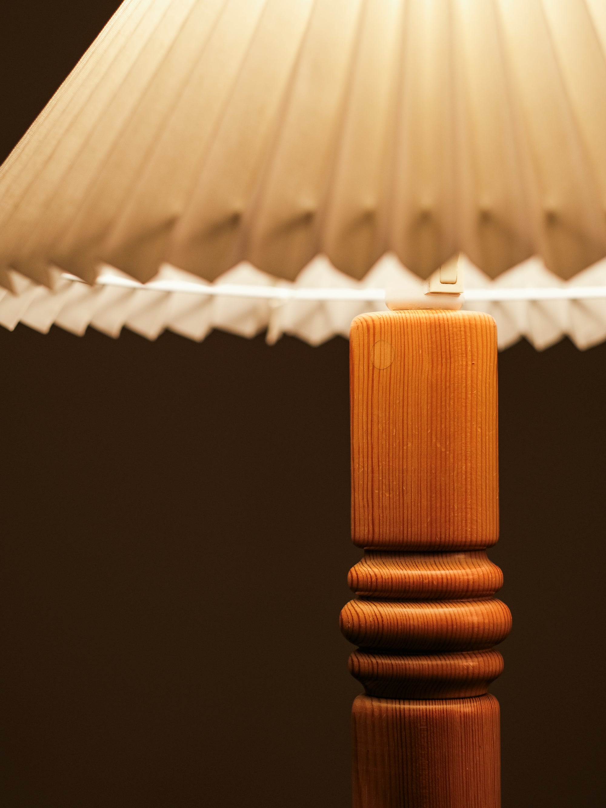 Swedish Modern Floor Lamp in Carved Solid Pine Wood, 1970s