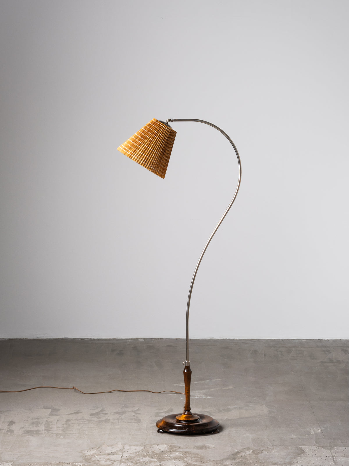 Curved Birch &amp; Metal Floor Lamp Model G-50 by Lindström, Finland, 1950s