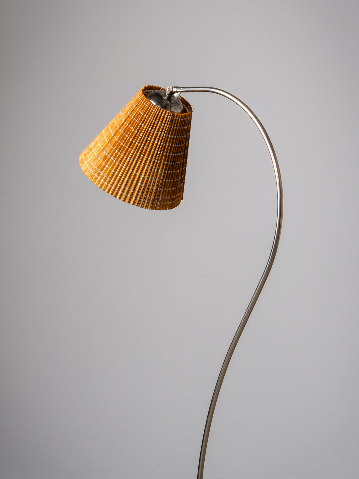 Curved Birch &amp; Metal Floor Lamp Model G-50 by Lindström, Finland, 1950s
