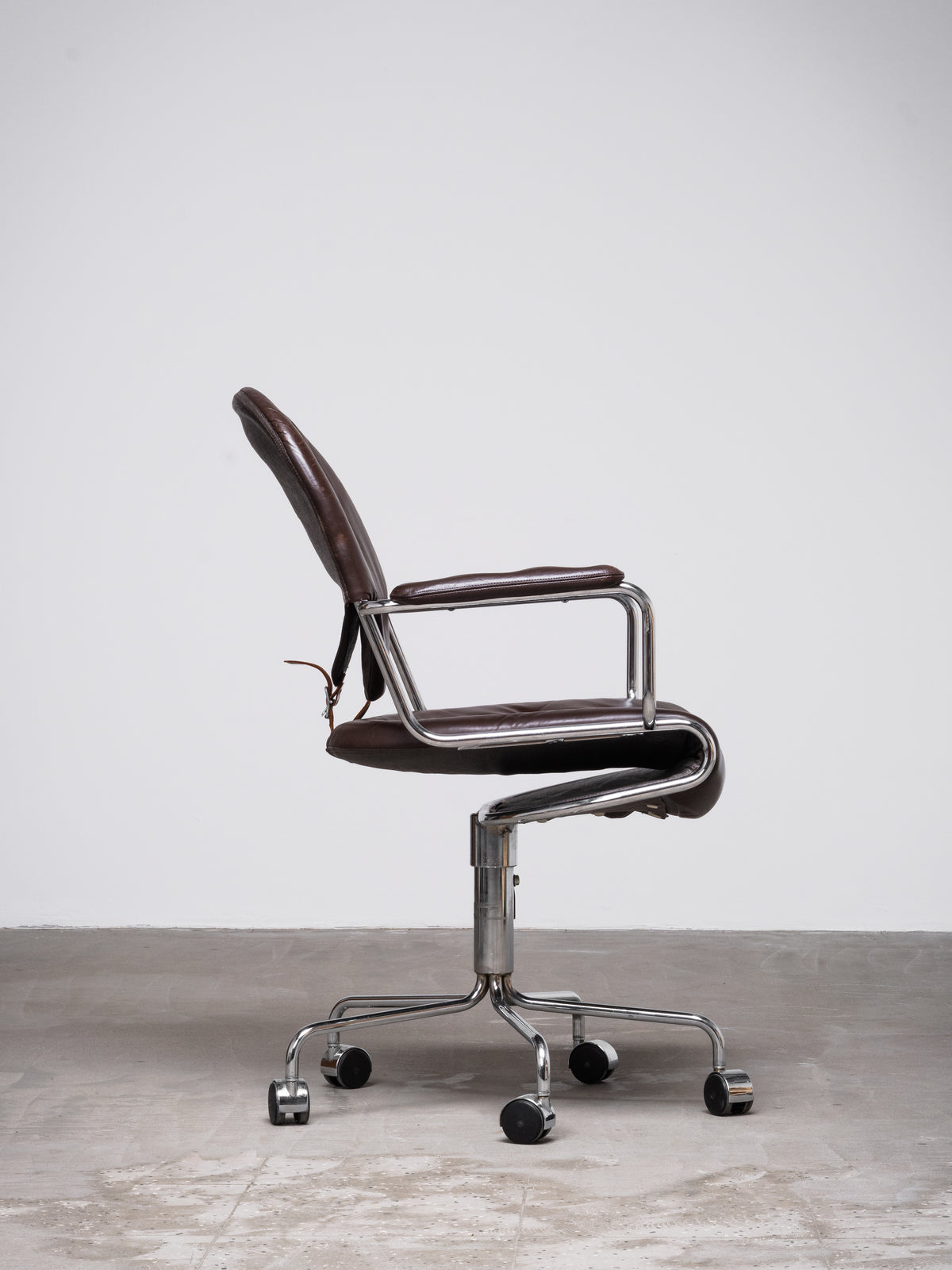 Model ’Sam’ Leather &amp; Chrome Office Chair by Sam Larsson for DUX, Sweden, 1970s