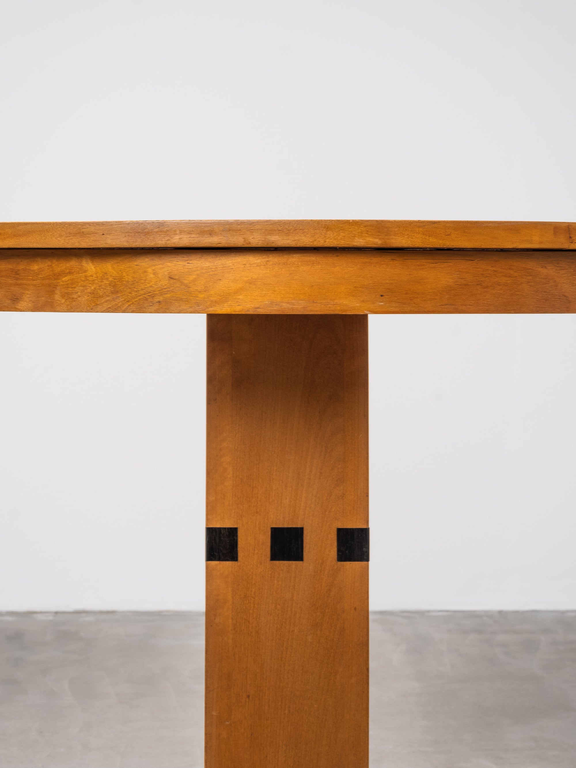 Finnish Functionalist Oval Pedestal Table in Birch, 1940s
