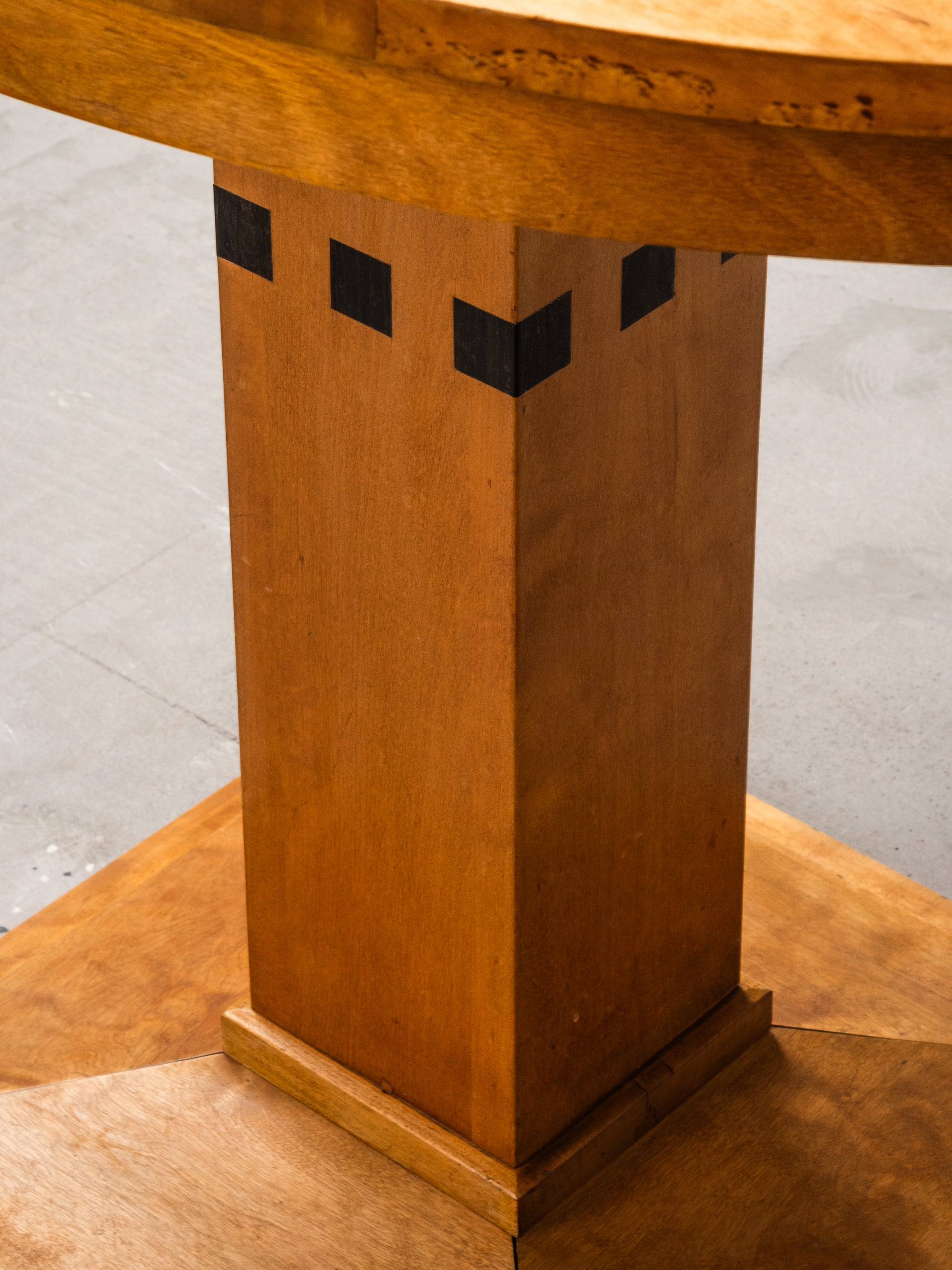 Finnish Functionalist Oval Pedestal Table in Birch, 1940s