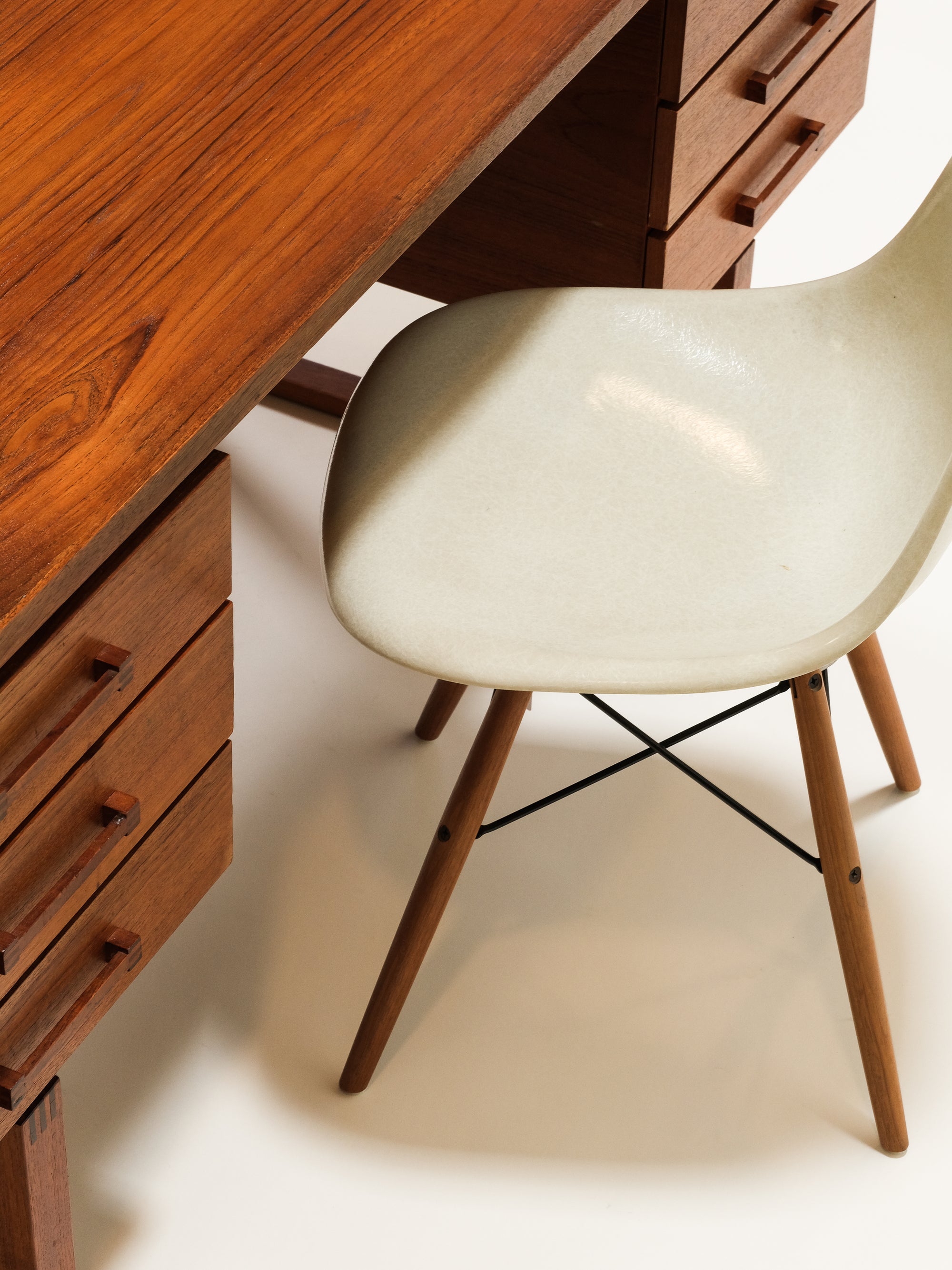 Mid-Century Teak Desk by Henning Jensen &amp; Torbin Valeur for Dyrlund, Denmark, 1960s