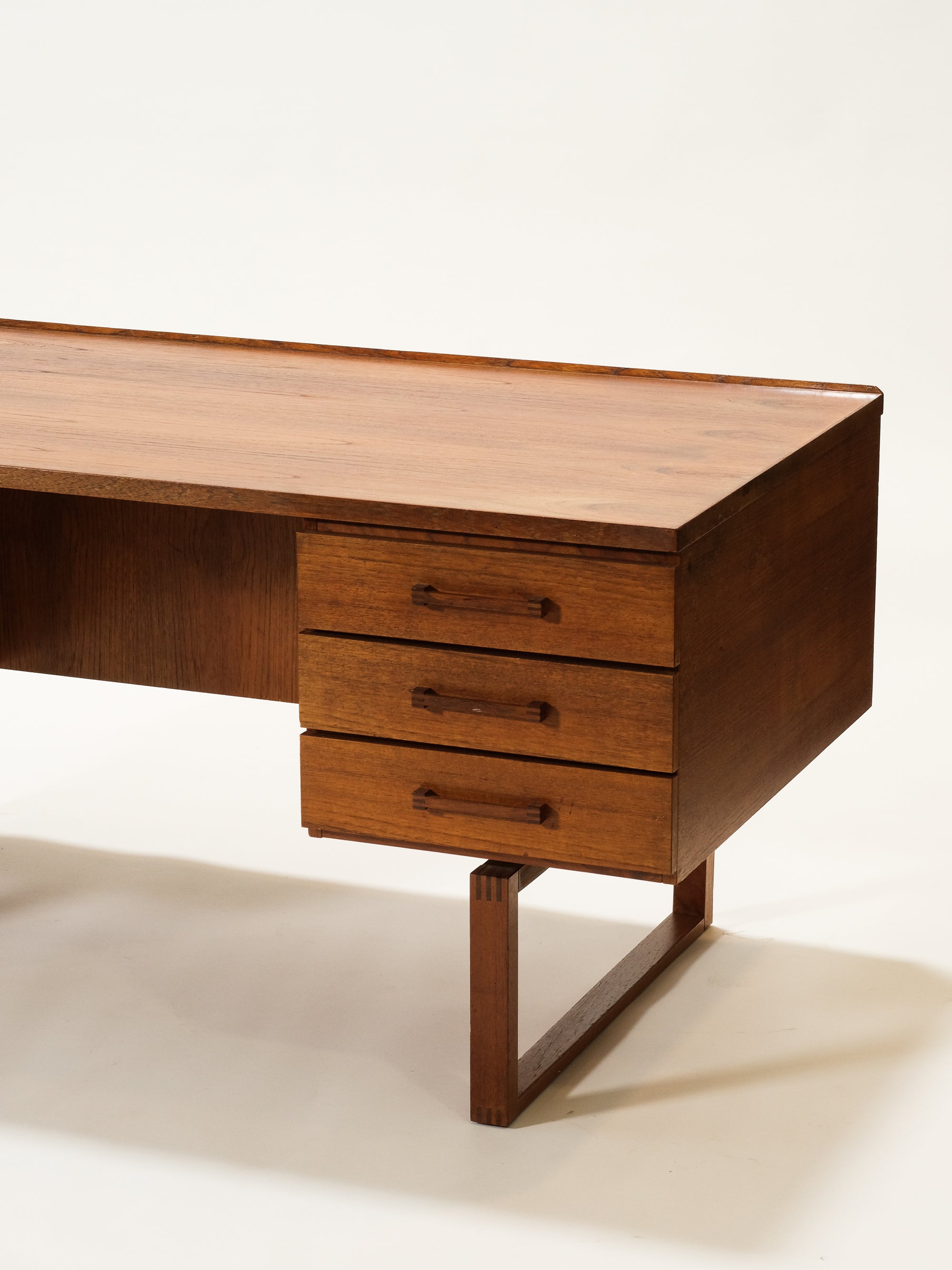 Mid-Century Teak Desk by Henning Jensen &amp; Torbin Valeur for Dyrlund, Denmark, 1960s