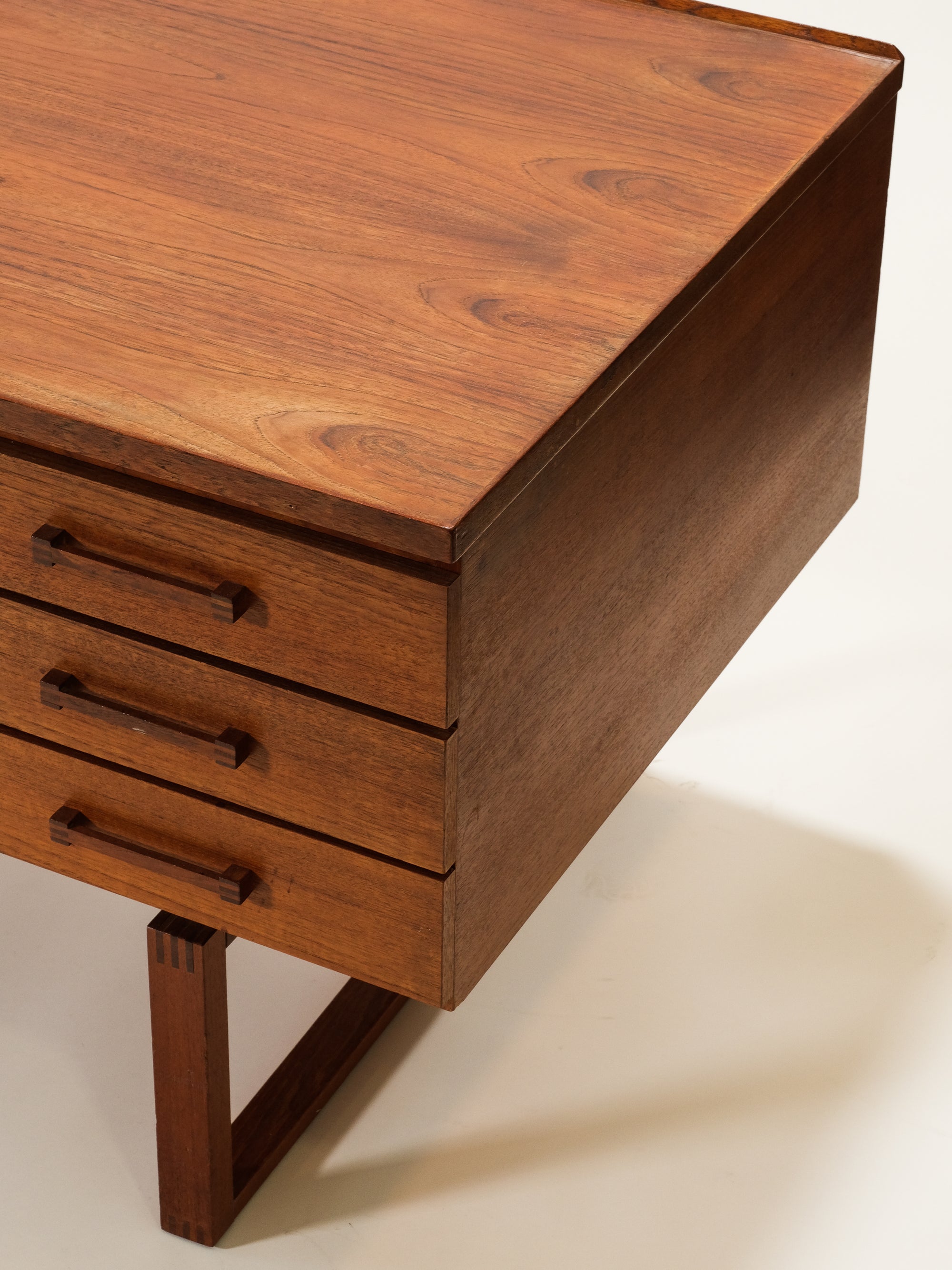 Mid-Century Teak Desk by Henning Jensen &amp; Torbin Valeur for Dyrlund, Denmark, 1960s